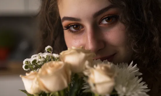 Карие глаза и букеты, в которых отражается кофе