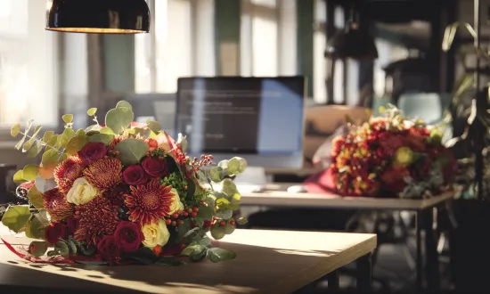 25 октября — день профессионалов: кого поздравить и какие букеты выбрать