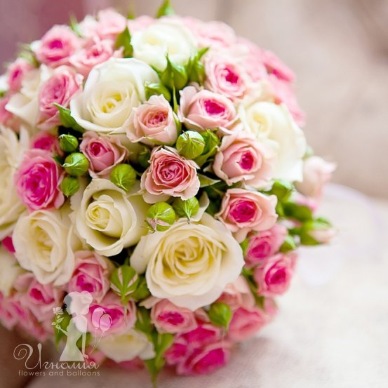 Букет невесты бело-розовый с кустовой розой