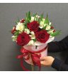 Алые розы и альстромерии в шляпной коробке 2