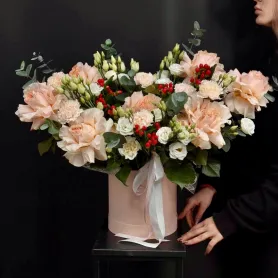 Композиция из французских роз и эустомы «Розовый зефир» от интернет-магазина «Игнолия» в Люберцах