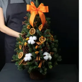 композиция из нобилиса с шишками, хлопком, сушёными апельсинами и корицей