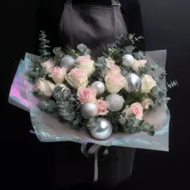 букет из белых и розовых роз, эвкалипта и нобилиса с серебряными шарами в светлой упаковке
