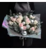 букет из белых и розовых роз, эвкалипта и нобилиса с серебряными шарами в светлой упаковке