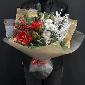 букет из красных амариллисов, хлопка, нобилиса, красного гиперикума и декоративных ветвей