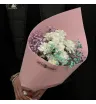 букет из белой ромашковой хризантемы и радужной гипсофилы в розовой упаковке