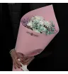 букет из белой ромашковой хризантемы и радужной гипсофилы в розовой упаковке