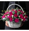 Композиция в корзине из малиновых роз и белой эустомы.