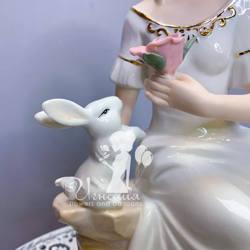 Сувенир керамика « Девушка с кроликом» 2
