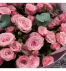 букет из 25 кустовых розовых роз с эвкалиптом
