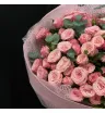 букет из 25 кустовых розовых роз с эвкалиптом