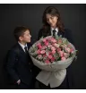 букет из розовых и светло-розовых кустовых и одноголовых роз с декоративной зеленью