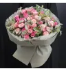 букет из розовых и светло-розовых кустовых и одноголовых роз с декоративной зеленью