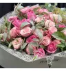 букет из розовых и светло-розовых кустовых и одноголовых роз с декоративной зеленью