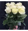 Букет из 11 белых эквадорских роз без упаковки в руках флориста