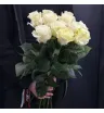 Букет из 11 белых эквадорских роз без упаковки в руках флориста