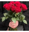 Букет из 11 красных кенийских роз без упаковки в руках
