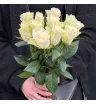 Букет из 11 белых кенийских роз без упаковки в руках