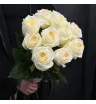 Букет из 11 пионовидных эквадорских роз Кэнди Лайт(Candy Light) кремового оттенка без упаковки в руках