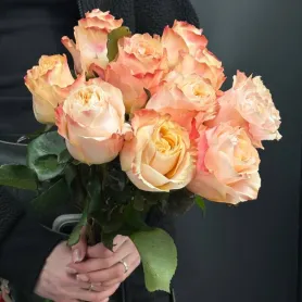 11 пионовидных роз Принцесс Краун(Princess Crown) Эквадор персикового цвета