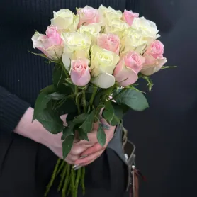Букет из 15 белых и розовых кенийских роз