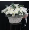 Корзина из белых кустовых хризантем с эвкалиптом
