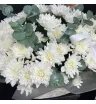 Корзина из белых кустовых хризантем с эвкалиптом