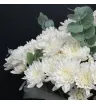 Корзина из белых кустовых хризантем с эвкалиптом
