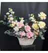 Композиция из французских роз,эустомы и эвкалипта в белой корзине