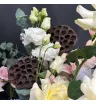 Композиция из французских роз,эустомы и эвкалипта в белой корзине