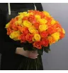 51 жёлтая и оранжевая роза Кения в букете
