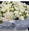 Букет из белых французских и кустовых роз