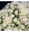 Букет из белых французских и кустовых роз