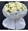 Букет из белых французских и кустовых роз