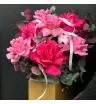 Композиция в коробке из малиновых французских роз с эвкалиптом и хлопком