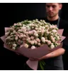 букет из 101 розовой и белой кустовой розы в упаковке