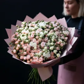 букет из 101 розовой и белой кустовой розы в упаковке