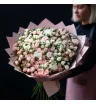 букет из 101 розовой и белой кустовой розы в упаковке