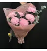 букет из 7 одноголовых розовых хризантем с эвкалиптом в розовой упаковке