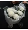 букет из 7 одноголовых белых хризантем с эвкалиптом в белой упаковке
