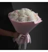 7 белых одноголовых хризантем в букете в розовой упаковке с лентами