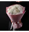 7 белых одноголовых хризантем в букете в розовой упаковке с лентами