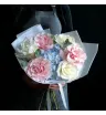 букет из розовых и белых французских роз, голубой гортензии и эвкалипта