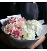 букет из нежно-розовых французских роз и белой гортензии в светлой упаковке