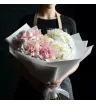 букет из нежно-розовых французских роз и белой гортензии в светлой упаковке