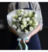 букет из 7 белых эустом и эвкалипта в светлой упаковке
