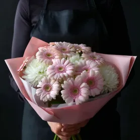букет из розовых гербер и белых хризантем в розовой упаковке