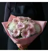 букет из розовых гербер и белых хризантем в розовой упаковке