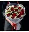 красные розы и ромашки в букете.