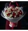 красные розы и ромашки в букете.